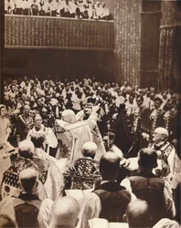 George 6. krones med Sankt Edwards krone på dagen for sin kroning, 1937