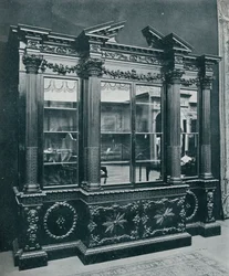 Georgian Cabinet, gengivet med tilladelse fra H.R.H. Prinsessen af Wales, 1908.