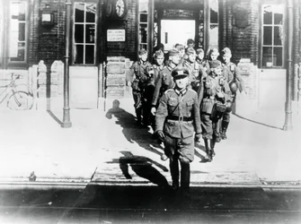 Tysk hærofficer førte sit kompagni ind på en jernbanestationsperron, Paris, august 1940