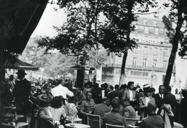 Tyske hærofficerer slapper af uden for Cafe de la Paix, Paris, juni 1940