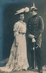 tysk par. Med mand i uniform, 1906