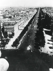 Tyske styrker paraderer langs Champs Elysees, Paris, 14. juni 1940