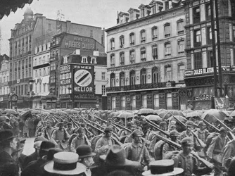 Tysk infanteri på vej ind i Bruxelles i regnen, 1914