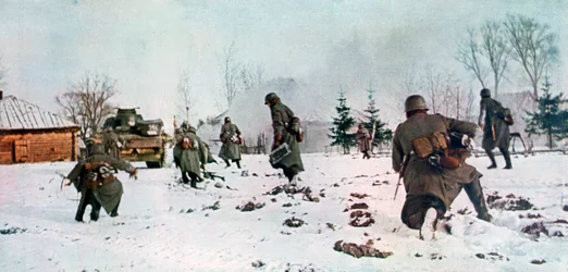 Tyske infanterister følger efter en kampvogn mod Moskva i sneen, Rusland, 1941