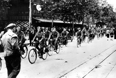 Tysk soldat cykler gennem gaderne i Paris, juni 1940