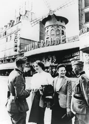 Tyske soldater snakkede med franske kvinder uden for Moulin Rouge, besatte Paris, juni 1940