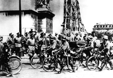 Tyske soldater marcherer forbi Triumfbuen, Paris, 14. juni 1940