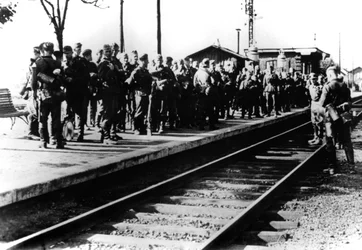 Tyske soldater på en jernbaneperron afventer transport, Paris, august 1940