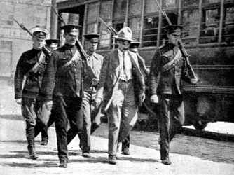 Tysk spion eskorteret til militærfængsel af de canadiske myndigheder, Første Verdenskrig, 1914