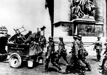 Tyske tropper marcherer forbi Triumfbuen, Paris, juni 1940