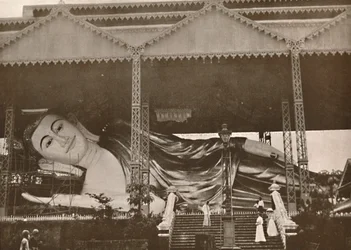 Gigantisk tilbagelænet figur af Buddha, Pegu, 1900.