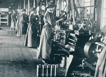 Pigeammunitionsarbejdere ved deres drejebænke i en skotsk mølle, c1914