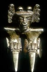 Guld præcolumbiansk siddende figur, Quimbaya, Colombia, før det 14.-15. århundrede