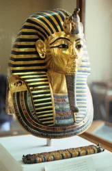 Guld- og lapis lazuli-begravelsesmaske af Tutankhamon, Egyptens konge, ca. 1323 f.Kr.