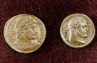 Guldmønter, der viser hovederne af de romerske kejsere Konstantin den Store og Diocletian, 4. århundrede