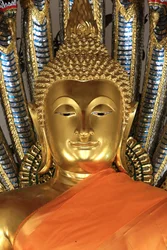 Den gyldne Buddha tager jorden for at være vidne til. Wat Pho - Wat Phra Chetuphon. 1788. Bangkok. Thailand