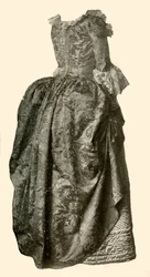 Kjole af gul damaskbrokade båret over en blå quiltet satin underkjole, c1710-1730, 1937.
