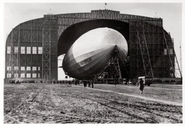 Graf Zeppelin fastgjort til den mobile ankermast, Lakehurst, New Jersey, USA, 1930, 1933