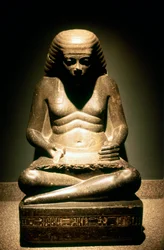Granitstatue af en siddende oldægyptisk skriver, fra Karnak, 1718. dynasti, c1500 f.Kr.