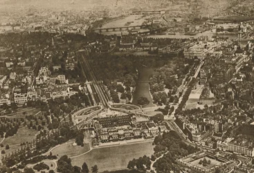 Green Woodlands By The Waters of Westminster: En del af Manor of Hyde Below The Biplanes Wing,