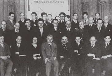 Gruppeportræt af deltagerne i den anden internationale skakturnering, Moskva 1935, 1935