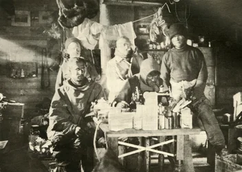 Gruppe i hytten om sommeren: Joyce ved symaskinen, 1908, 1909.