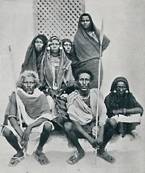 Gruppe af Danakil mænd og kvinder fra den italienske havn, Assab Bay, Eritrea, 1912