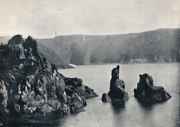 Guernsey - Moulin Huet Bay, med hunde- og løveklipperne, 1895