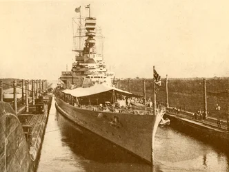 H.M.S. Berømthed passerer gennem Panamakanalen med hertugen og hertuginden af York om bord, c1930
