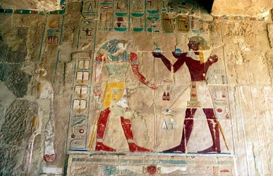 Hatshepsut, dronning af Egypten, præsenterer et offer til guden Horus
