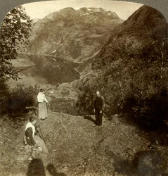 Hø på bjerghylde højt over landsbyen Marok og spejlklare Geirangerfjord, Norge, c1905