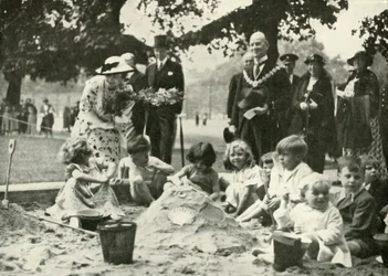 Hendes Majestæt ..., på den nye legeplads på stedet for Old Foundling Hospital, 1936, 1937.