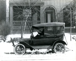 Hermann von Schrenk i en Ford fra 1916 foran sit hus på 4139 McPherson, St.Louis, Mo