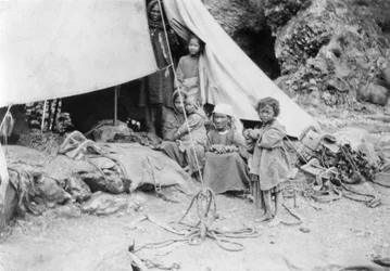 Hill stamme familie, Chakrata, 1917