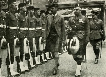Hans Majestæt inspicerede The Guard Of Honor Of The Black Watch i Perth i august 1935.