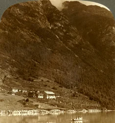 Hogrending gård, beliggende ved bjergbasen, på den østlige bred af søen Loen, Norge, c1905.