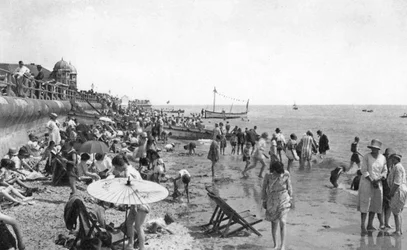 Feriegæster på Bognor Regis strandpromenade, West Sussex, ca. 1900-1920
