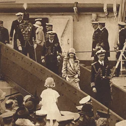 Hjemme igen - Hertugen og hertuginden lander i Portsmouth 27. juni 1927, 1937