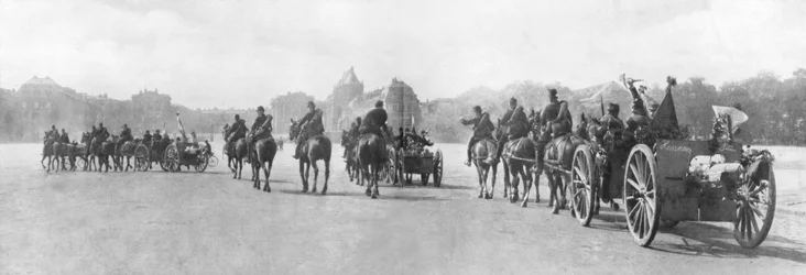 Hestetrukket artilleri passerer Versailles-slottet, Frankrig, august 1914