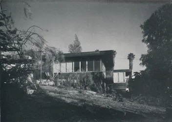 House at Los Angeles af Richard J Neutra. - Gårdhave og udsigt til haven, 1942