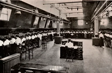 I en stor telefoncentral, c1916