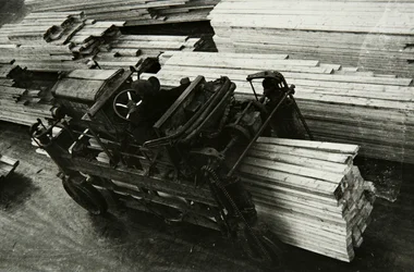 I en træbearbejdningsfabrik, Rusland, 1950