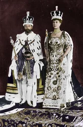 I foråret 1910 døde kong Edward VII, i marts 1911 blev kong George V kronet, 1911, 1945