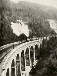 I Semmering-dalen, Østrig. Et godt tog, der krydser den buede Gamperl-viadukt, 1935-36.