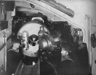 Inde i Barbette af et slagskib, der viser den åbnede bagende på en 135 tommer pistol, 1914
