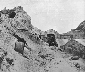 Inde i den ødelagte fæstning Sedd el Bahr, 1915