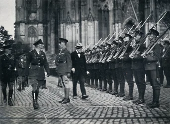 Inspektion af tropper ved foden af Kölnerdomen, 1919, 1945
