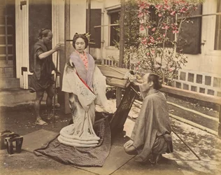 [Japansk kvinde i traditionel kjole poserer med to mænd], 1870