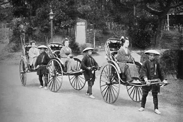 Japanske damer i rickshaws tegnet af kulier, 1902