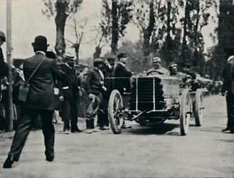 Jarrott ankommer til Bordeaux i Race of Death, 1937
